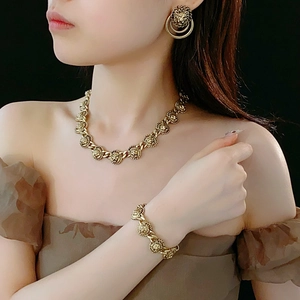 Vue détaillée d'une parure de bijoux vintage tête de lion en métal doré poli