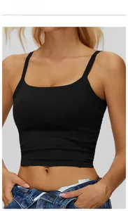 Dettaglio di un reggiseno sportivo nero con spalline doppie e tessuto ad alta elasticità