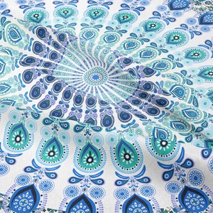 Gros plan de la tapisserie Mandala bleue montrant les détails du tissu et l'imprimé