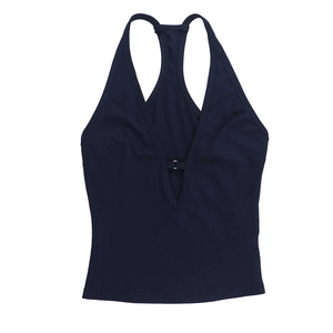 Detail des marineblauen V-Ausschnitt-Tops mit Metallring und gerippter Stoffstruktur