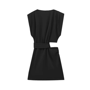 Detail eines schwarzen Kleides mit Cut-out-Design und Taillenraffung auf weißem Grund
