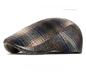 Détail de la casquette plate en tweed bleu marine montrant le tissu en laine et le motif rétro