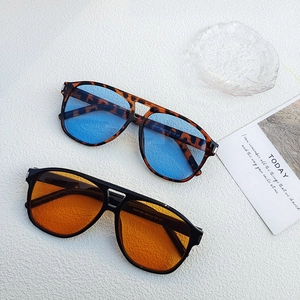 Oversized pilot sunglasses in blue and orange colors with leopard and black frames