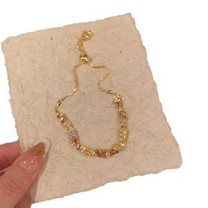 Bracelet doré ajustable avec zircons géométriques colorés en rouge, vert, violet et orange