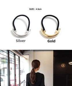 Detail view of 4.5cm brushed alloy hair tie set in gold and silver metallic finish