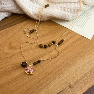 Collier double couche en acier doré avec perles d'oeil de tigre et pendentif cheval émaillé