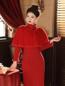 Elegante scialle rosso in ecopelliccia abbinato a un abito Qipao testurizzato da sposa