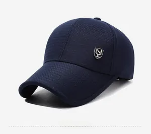 Détail du tissu en maille respirant et logo métallique sur la casquette d'été