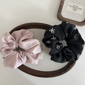 Elegant embroidered bow scrunchie in pink and black cotton-linen for bun hair