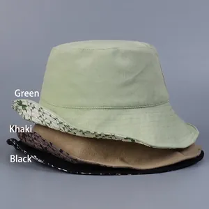 Chapeaux bob réversibles en vert, kaki et noir avec doublure intérieure imprimée