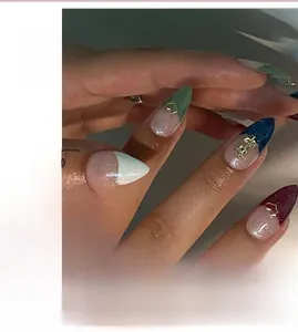 Faux ongles amande style français avec cœurs en métal 3D et décor cerise