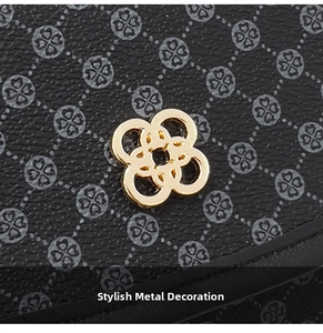 Vue macro de l'imprimé trèfle gris sur cuir noir avec boucle dorée en forme de fleur