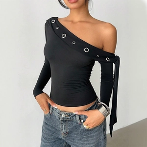 Sexy schwarzes Off-Shoulder Langarmshirt mit Ösenverzierung und Riemendetails