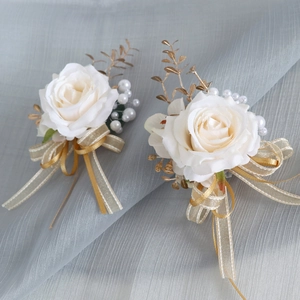 Set boutonnière rosa bianca e corsage da polso con foglie dorate e perle eleganti