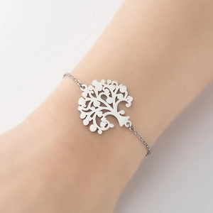 Minimalistisches Lebensbaum-Armband mit O-Kette am Handgelenk für modischen Stil