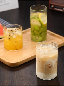 Vista de tazas de vidrio borosilicato con relieve vertical para diferentes bebidas