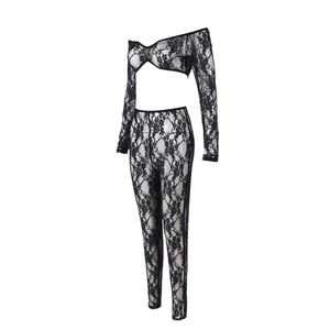 Detalle del conjunto de dos piezas de encaje negro con top de manga larga y mallas sexys