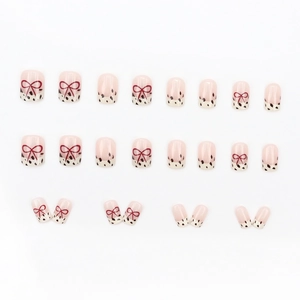 24 kurze runde künstliche Nägel in Nude-Rosa mit Kuhprint-Spitzen und roten Schleifen