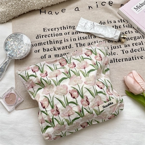 Détail du sac à cosmétiques en toile tulipe rose avec étiquette et texture florale