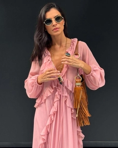 Détails de la robe longue rose à col en V, volants superposés et accessoires
