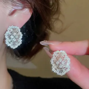 Élégantes boucles d'oreilles ovales ajourées en argent avec motifs floraux en zircon