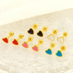 Détail de boucles d'oreilles cœur colorées en acier inoxydable doré avec fermoir à vis