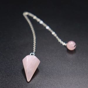 Facettiertes Rosenquarz Pendel mit silberner Kette für Radiästhesie auf schwarzem Grund