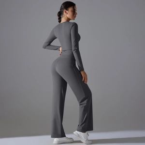Ensemble de yoga gris foncé à manches longues et pantalon large pour le fitness