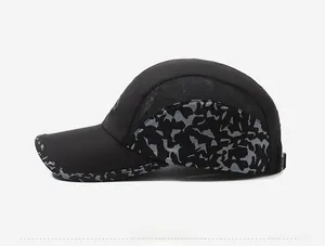 Vue latérale d'une casquette en mesh respirant avec motif camouflage et boucle réglable