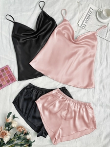 Ensemble de pyjama en satin avec caraco et short montrant la texture du tissu