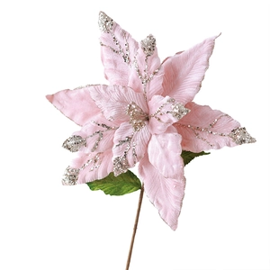 Fleur de Poinsettia de Noël en velours rose avec paillettes argentées sur fond blanc neutre