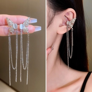 Boucles d'oreilles nœud argenté avec pierre œil-de-chat, franges et détail d'oreille à strass