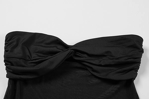 Détail du haut bandeau noir avec nœud torsadé drapé et tissu extensible texturé de qualité