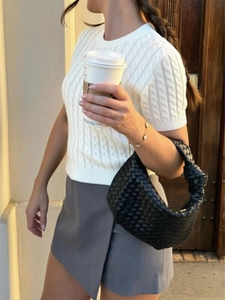 Pull en maille blanc à manches courtes pour femme avec jupe grise au style décontracté