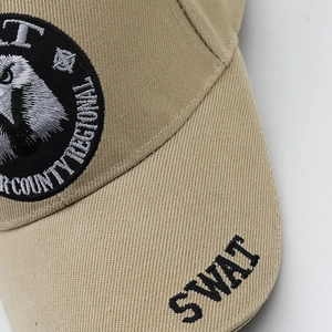 Détail de la broderie SWAT et de l'écusson d'aigle sur la casquette tactique kaki