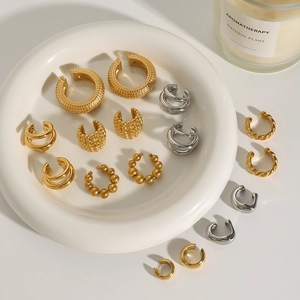 Dettagli macro di orecchini a clip testurizzati oro e argento in vari stili eleganti