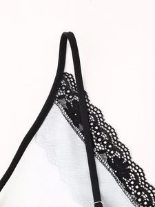 Dettaglio ravvicinato del pizzo nero e delle spalline sottili di un abito stile boho