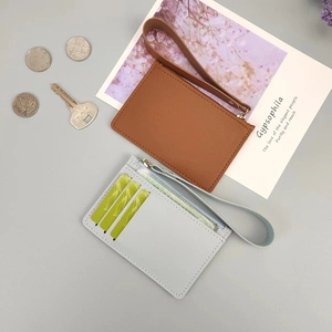 Portacarte sottile in pelle con cinturino, slot per carte e tasca laterale con zip