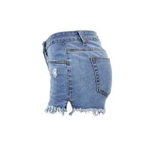 Dettagli degli shorts in denim con orli sfilacciati e strappi in blu chiaro
