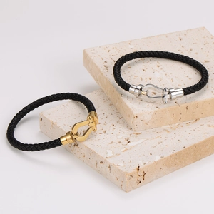 Bracciali in corda intrecciata con fibbie a ferro di cavallo oro e argento su pietra