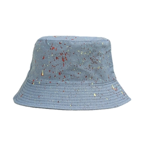 Bob bleu clair avec motif de taches de peinture colorées et coutures renforcées