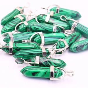 Malachiet zeshoekige kolomhangers met zilveren metalen kapjes op witte basis