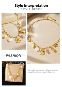Détails du collier en acier doré avec pendentif tulipe et perles baroques blanches