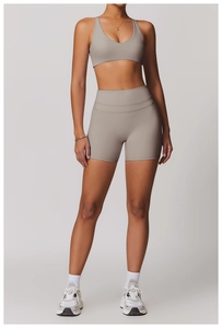 Dettaglio del set yoga senza cuciture taupe con reggiseno sportivo e pantaloncini a vita alta