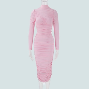 Détail de la robe rose à manches longues avec fronces et coupe slim ajustée