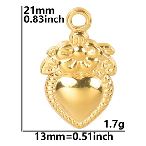 Macro detail of a 18k gold heart pendant with floral engraving and dimensions 21x13mm