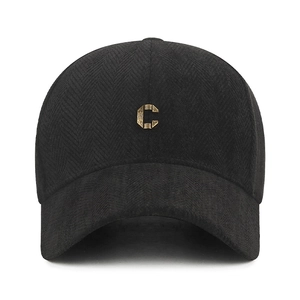 Casquette de baseball noire en tissu à chevrons avec logo C en métal bronze et visière rigide