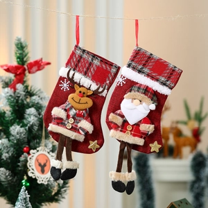 Klassische Weihnachtssocken mit Nikolaus- und Rentierfiguren aus Karo- und Jutestoffen