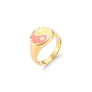 Vue détaillée de la bague plaquée or 18 carats avec sceau Yin Yang en émail rose et jaune