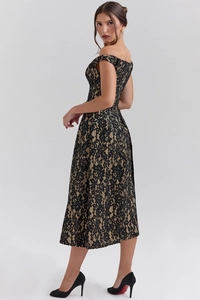 Vue détaillée de la texture élégante en dentelle florale noir et or sur cette robe midi